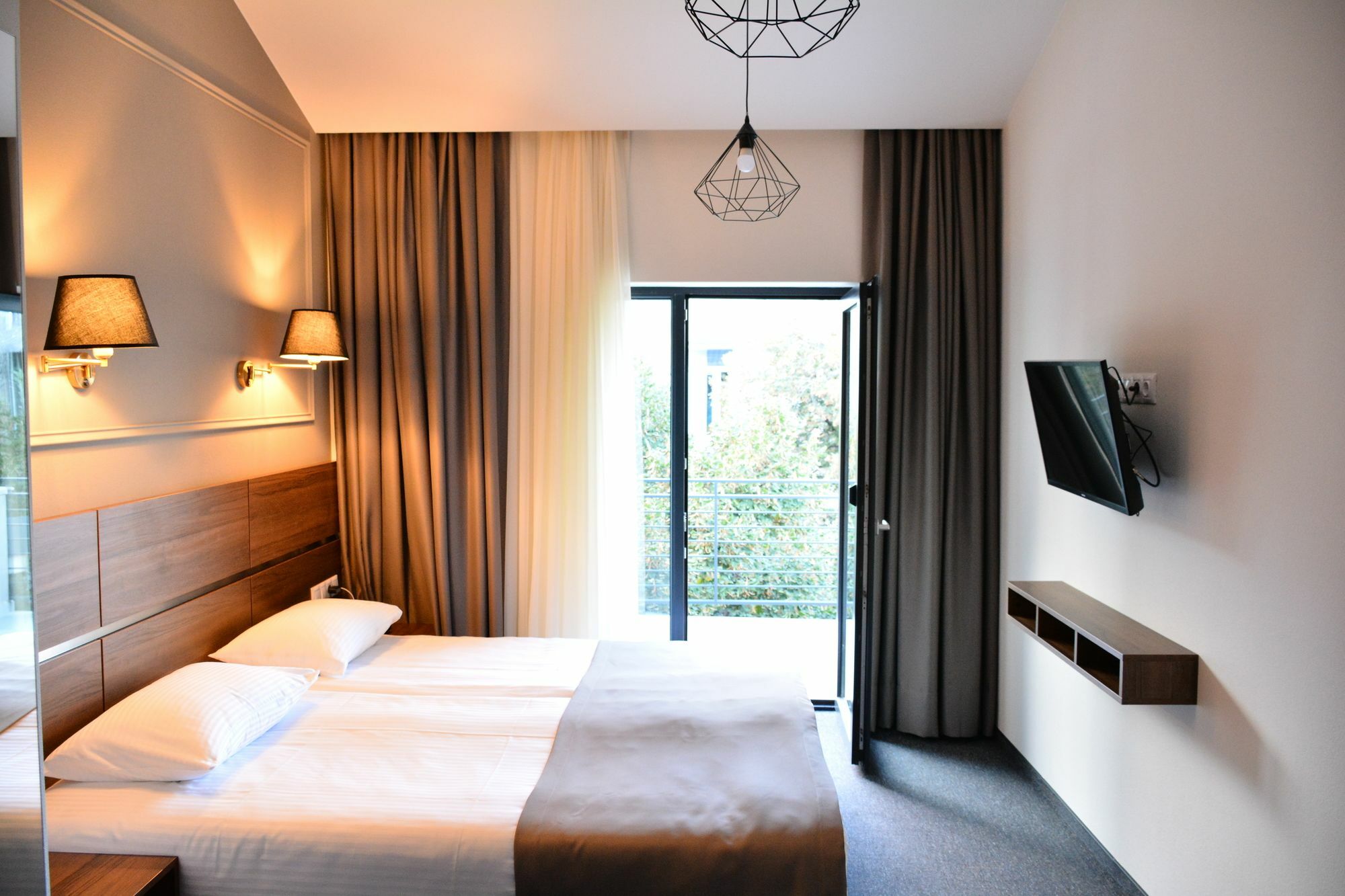 Garnet Hotel